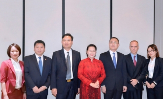 LEADERS OF CNTY GROUP MEETING THE PRESIDENT OF THE NATIONAL ASSEMBLY IN THE VISIT TO NANJING - CHINA